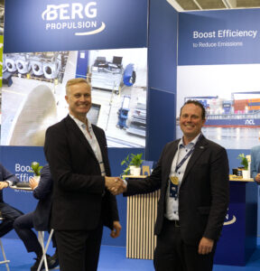 Jan Øivind Svardal, CEO, Skarv (left) handshaking with Mattias Hansson, Senior Global Sales Manager, Berg Propulsion(Right)